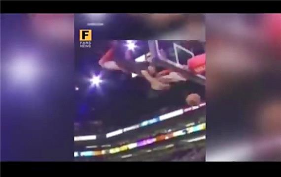 صحنه ای عجیب در بسکتبال؛گل شدن توپ و بازیکن با هم