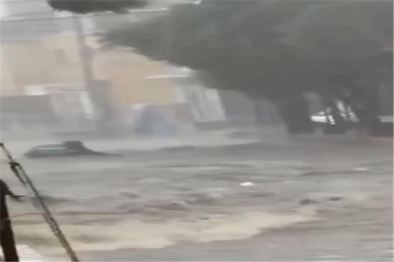 غرق شدن پیک موتوری در سیل‌ مکزیک