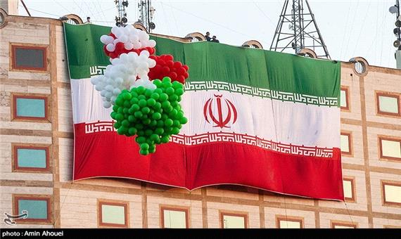 اهتراز پرچم ایران توسط نیرو‌های یگان ویژه در میدان ولیعصر