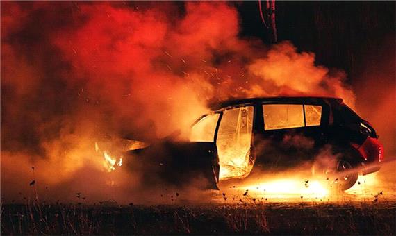 لحظه نجات راننده BMW از دل آتش