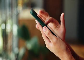 راهنمای جامع خرید موبایل؛ گوشی میانرده بخریم یا پرچمدار؟