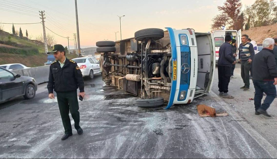 واژگونی مینی‌بوس یک کشته و ۲۶ مصدوم برجا گذاشت