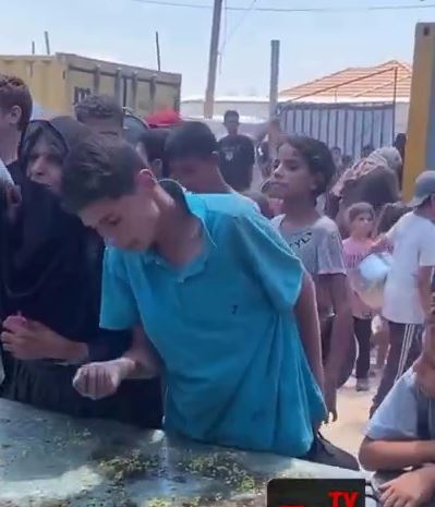 نوجوان فلسطینی در جست‌وجوی غذا میان محاصره غزه