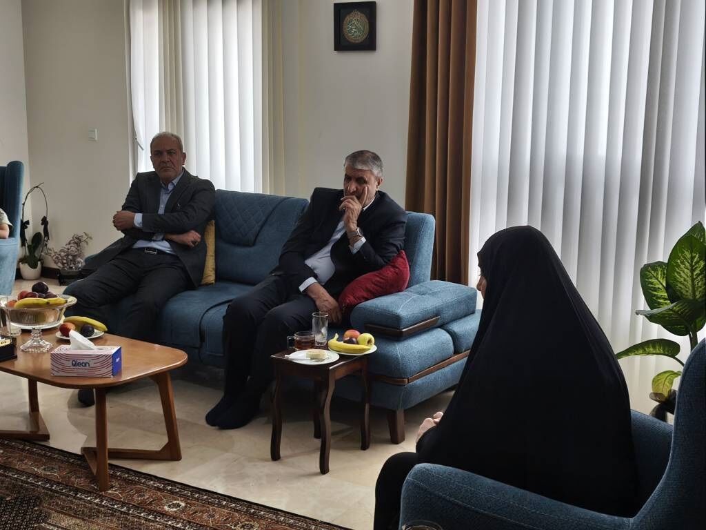 رئیس سازمان انرژی اتمی به دیدار خانواده شهید «فریدون عباسی» رفت