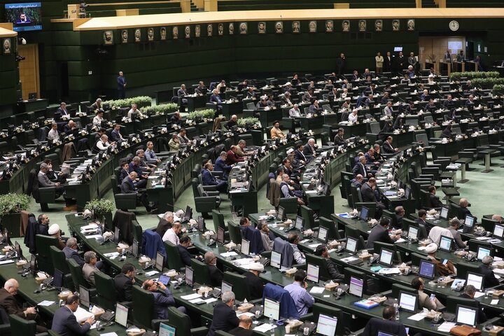 تزیین صحم مجلس به مناسبت ولادت پیامبر اسلام و هفته وحدت