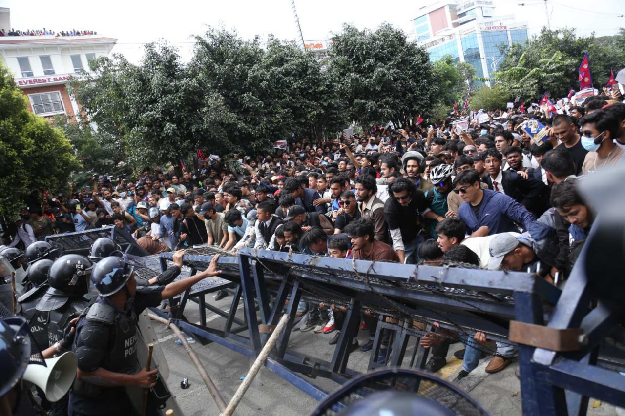 از استعفای نخست‌وزیر نپال تا به آتش‌کشیده‌شدن منازل مقامات