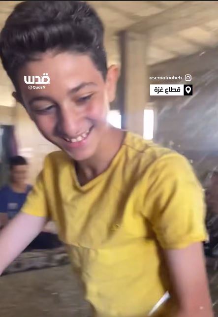 کودک‌ فلسطینی در زیر بمباران اسرائیل، حافظ کل قرآن کریم شد