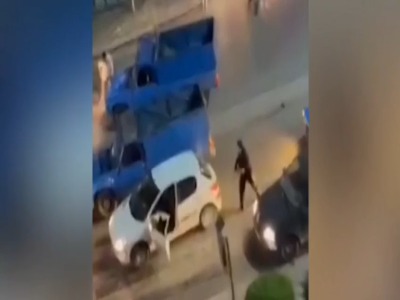 لحظه دستگیری فردی که در نزاع خیابانی، با کلاشنیکف دیگران را تهدید کرده بود