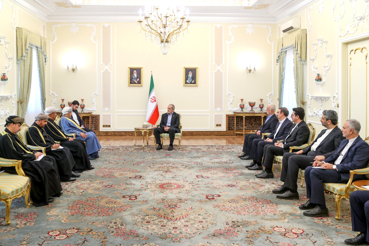 سفر وزیر کشور عمان به تهران؛ از تقدیر رئیس جمهور برای میانجیگری و میزبانی از مذاکرات ایران و آمریکا تا دعوت لاریجانی به مسقط