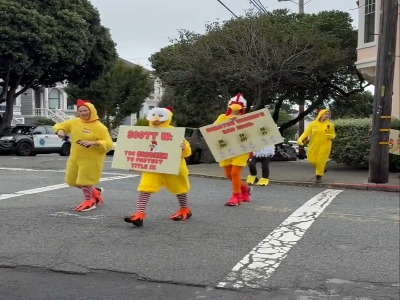 اعتراض زنان آمریکایی  به عدم رعایت شأن انسانی زن با لباس مبدل