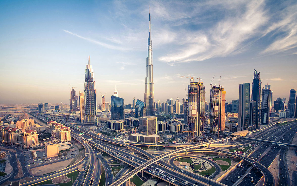 یک جوان ایرانی از دبی به بندرعباس می‌آید، ناخودآگاه مقایسه می کند آن شکوه تاریخی کجا، وضعیت فعلی کجا؟/ او دچار تناقض می شود و نتیجه اش سرخوردگی از وضع موجود است و پاسخش برای مقصر یابی، حکومت است/ ویدئو