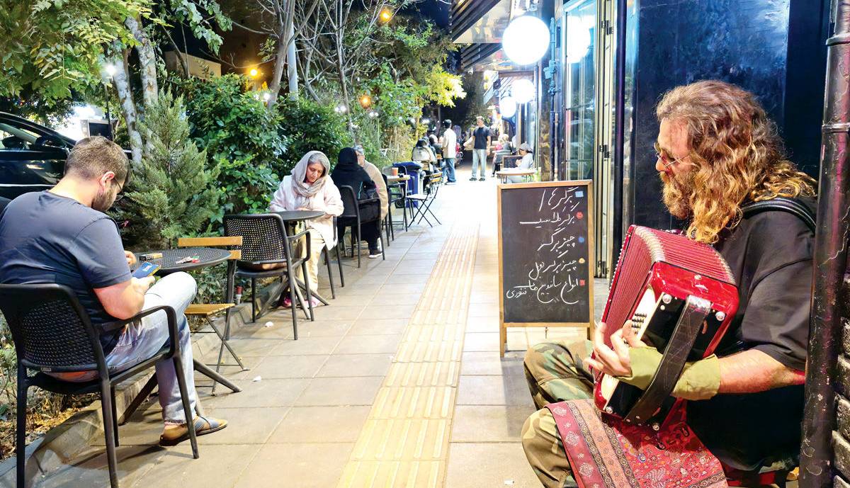 خیابان‌ در تصرف کافه‌ها