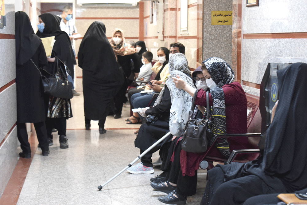 انتظار چند ماهه برای ویزیت پزشک در بیمارستان‌های دولتی
