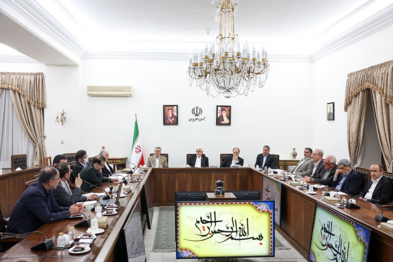 عارف: دولت در حال واگذاری بخشی از وظایف حاکمیتی به بخش خصوصی است