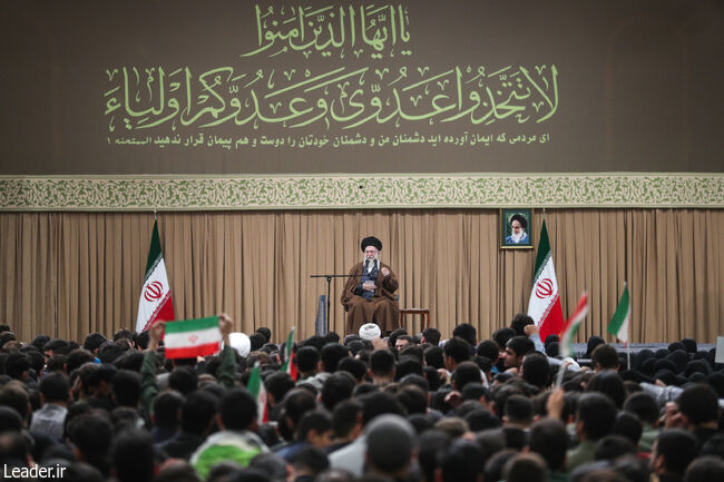 رهبر انقلاب: اینکه بگوییم چرا سفارت آمریکا را تسخیر کردند و مشکل ما با آمریکا از ۱۳ آبان آغاز شد، حرف دقیقی نیست