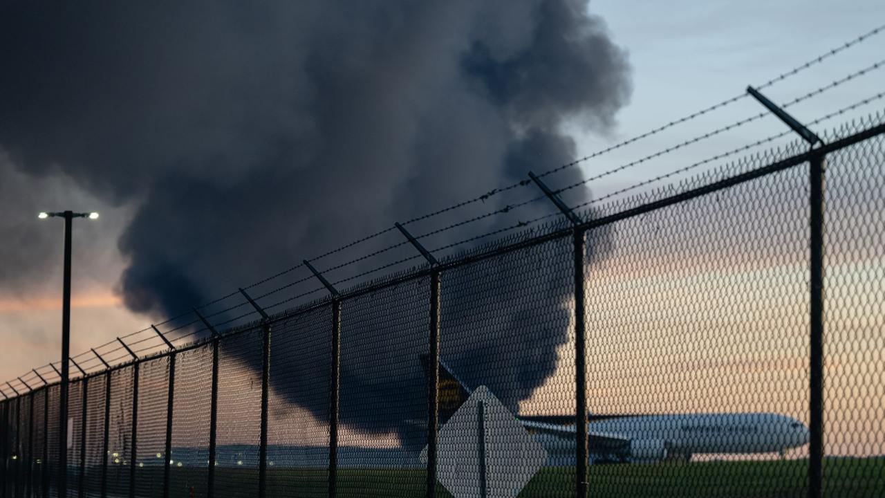 لحظه سقوط هواپیما در شهر لوئیزویل آمریکا