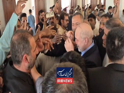 حضور قالیباف در جمع نمازگزاران مسجد یثرب کراچی