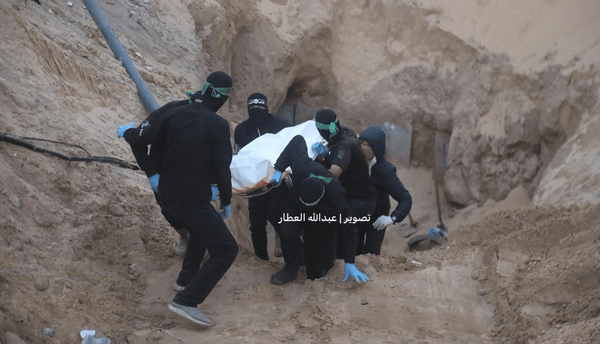 القسام جسد اسیر صهیونیست را پس از ۱۱ سال از تونل بیرون آورد