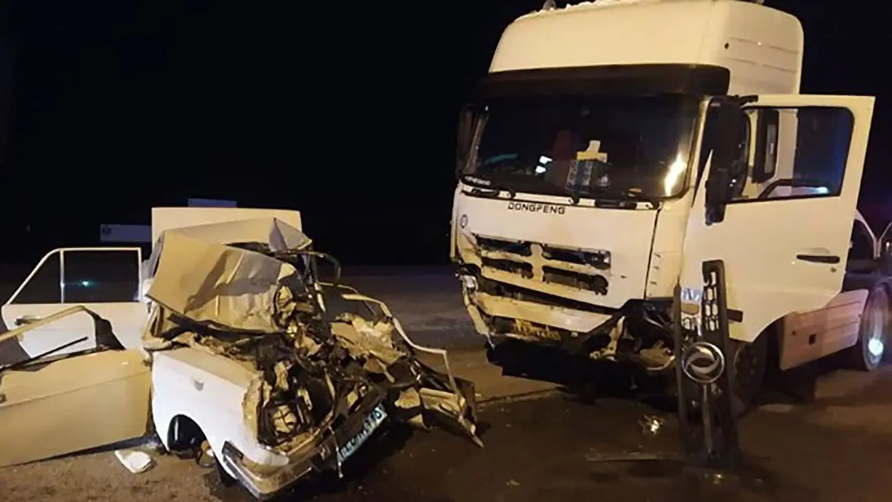 تصادف مرگبار پیکان با تریلی؛ 5 نفر کشته شدند