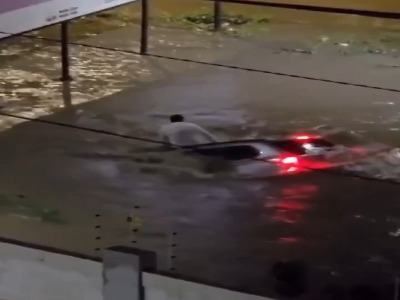 نجات معجزه‌آسای راننده گرفتار در سیل