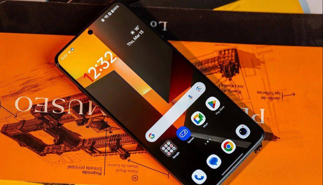 این گوشی اندرویدی با نمایشگر ۲۴۰ هرتز به جنگ بزرگان می‌رود