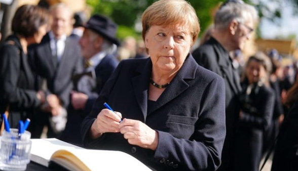 مرکل در کنار قاتلان؛ دریافت پاداش و بازدید از مرز غزه