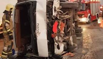 واژگونی مینی بوس در تهران حادثه ساز شد