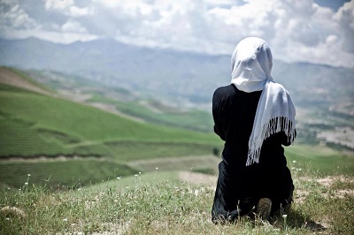 سرگذشت غم‌انگیز دختری که پدرش او را در قمار باخت