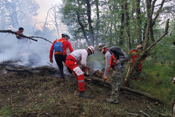 ادامه تلاش برای مهار آتش جنگل الیت