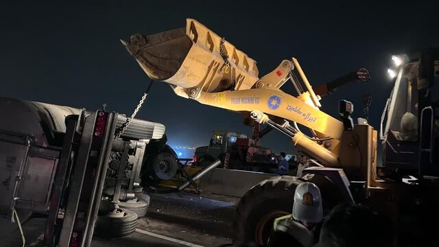 واژگونی تریلی حادثه‌ساز شد