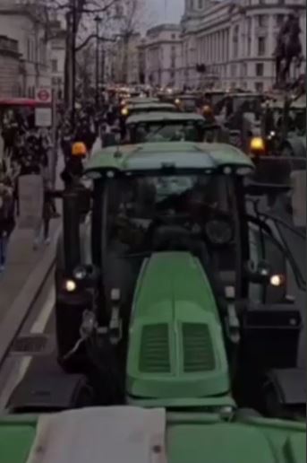 اعتراض کشاورزان معترض با تراکتور در مقابل پارلمان انگلیس