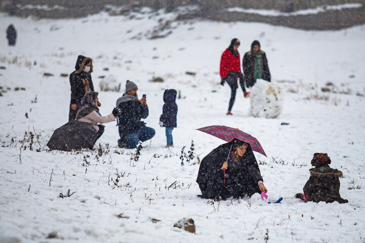 خوشحالی مردم از برف و باران پاییزی