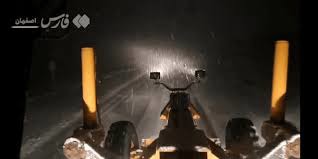 تلاش راهداران برای برف‌روبی راه‌های ارتباطی نطنز