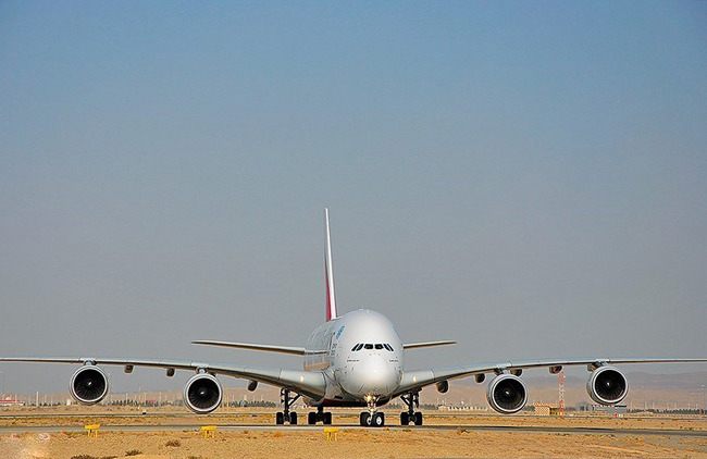 لحظات دلهره‌آور ترک‌خوردن شیشه هواپیما در ارتفاع ۱۳ هزارمتری