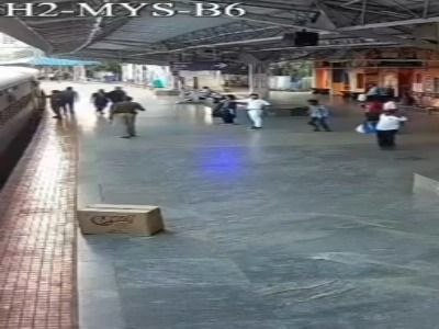 لحظه نجات جان مسافر توسط رئیس ایستگاه قطار در هند