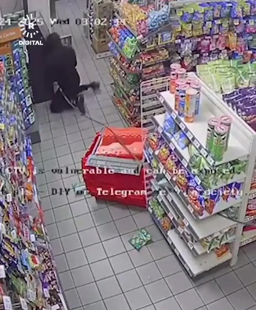 سرقت دستگاه خودپرداز یک فروشگاه با خودرو سرقتی