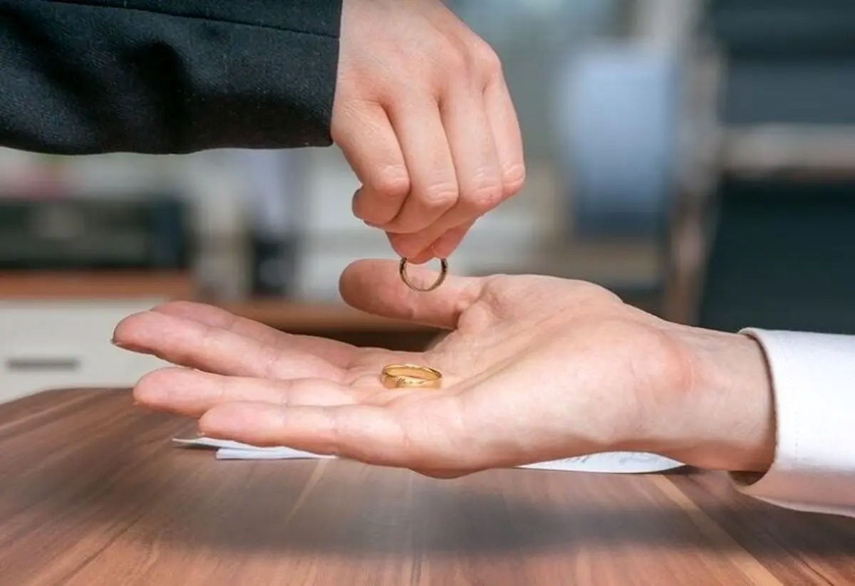 ثبت یک درخواست طلاق عجیب؛ شوهرم جلب توجه می‌کند!