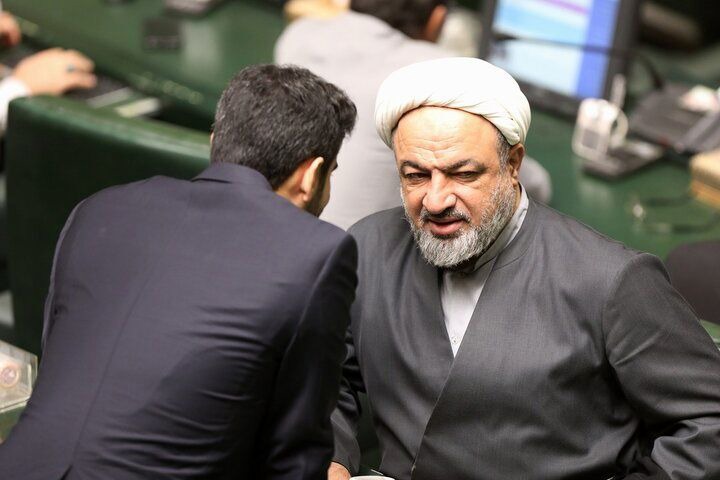 رسایی: برای پرداخت مستقیم مابه‌التفاوت ارز ترجیحی به مردم رفراندوم برگزار شود