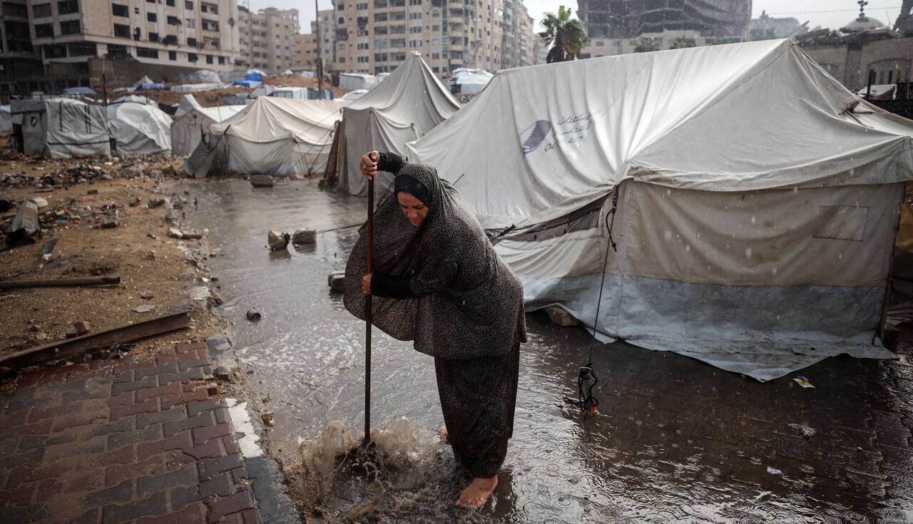 جان باختن ۲ زن و کودک به علت بارندگی و ویرانی زیرساخت‌ها در غزه