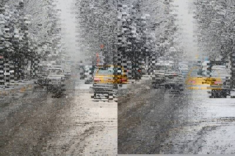 بارش شدید برف در تبریز؛ جاده‌ها لغزنده شد