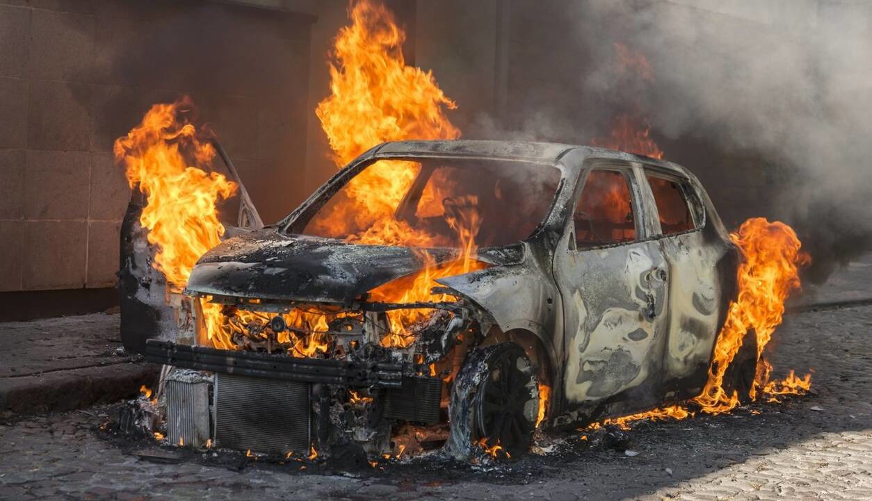 حاوی تصاویر دلخراش؛ کشف جسد شعله‌ور یک جوان در خودرو پژو