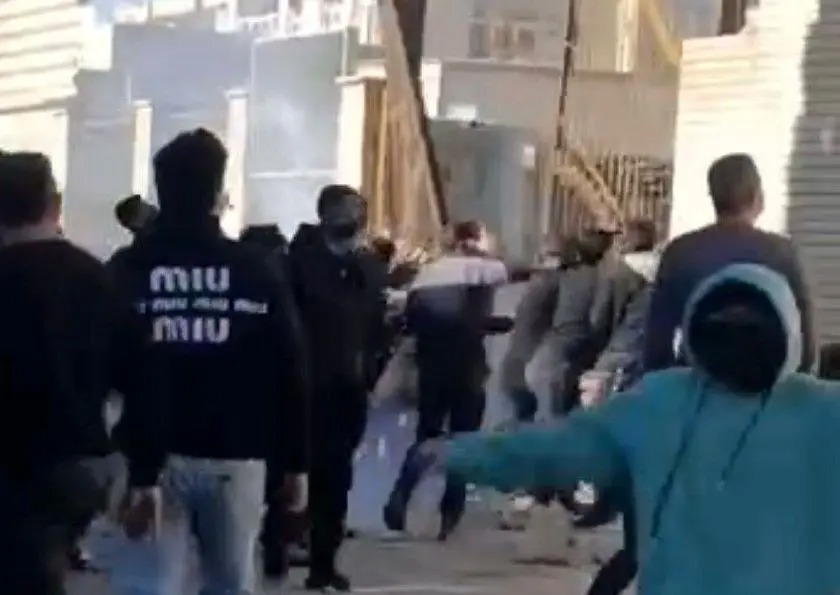 درگیری مقابل فرمانداری فسا/ تکذیب کشته شدن یک نفر در اتفاقات امروز/ ۳ مامور نیروی انتظامی زخمی و ۴ مهاجم دستگیر شدند/ ویدئو