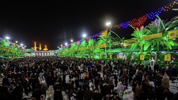 لحظه آغاز سال نو میلادی در حرم امام حسین(ع)