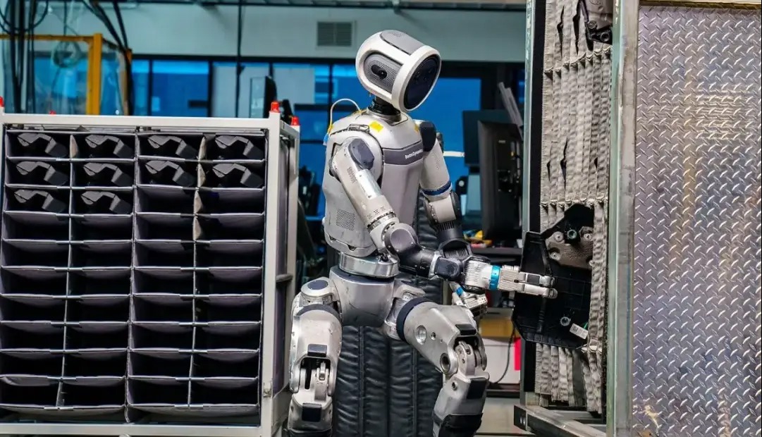 ربات انسان‌نمای اطلس، کارگر کارخانه شد