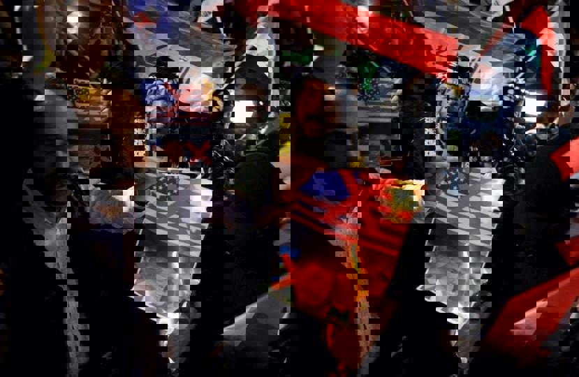 عراقی‌ها عکس ترامپ و پرچم آمریکا را به آتش کشیدند