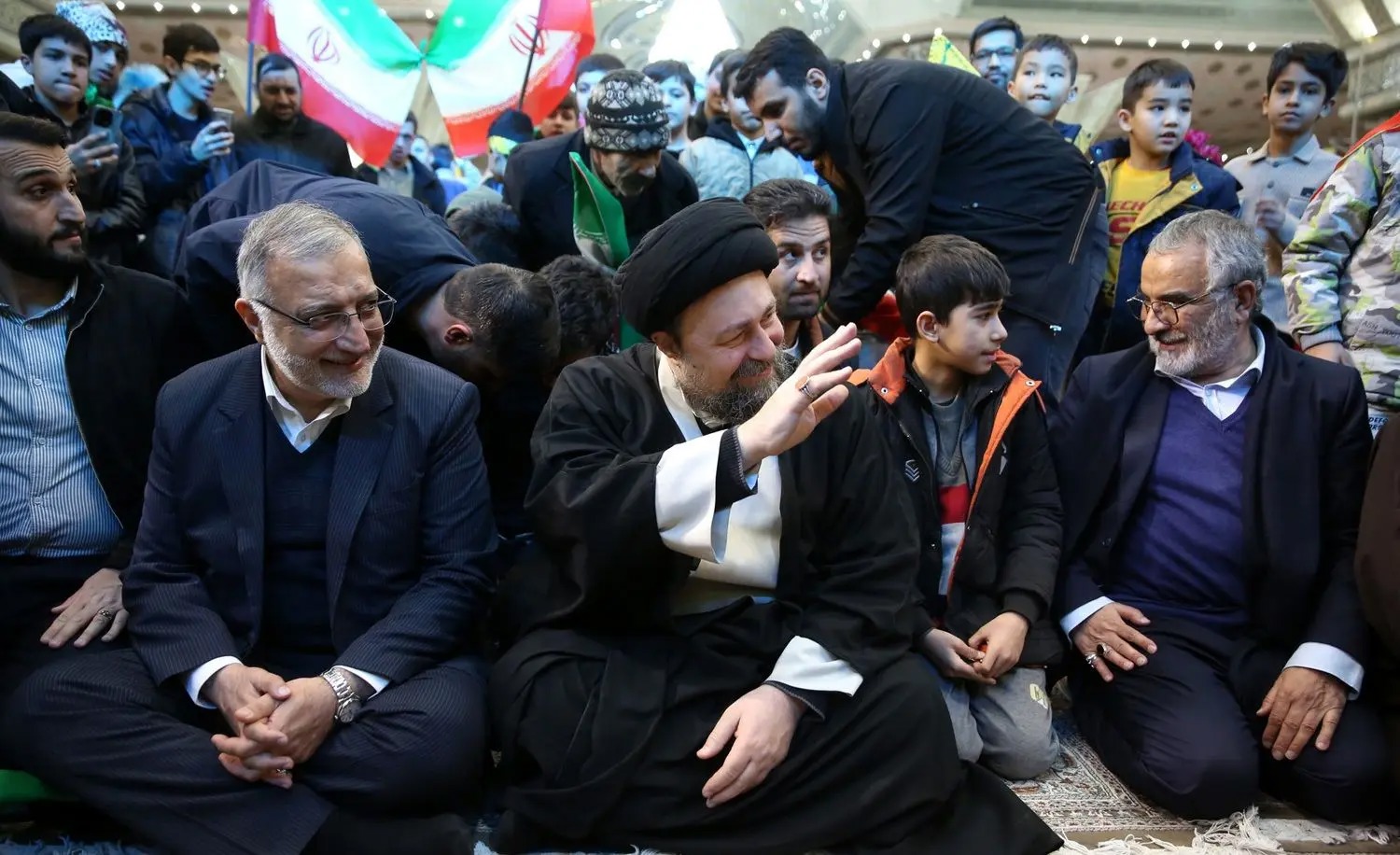 عکسی از شوخی سیدحسن خمینی با یک نوجوان در حرم امام (ره)