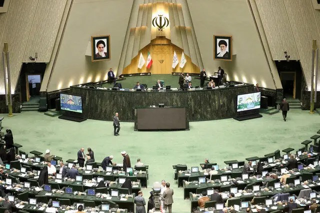 جلسه غیرعلنی مجلس با حضور عراقچی و سرلشکر موسوی آغاز شد