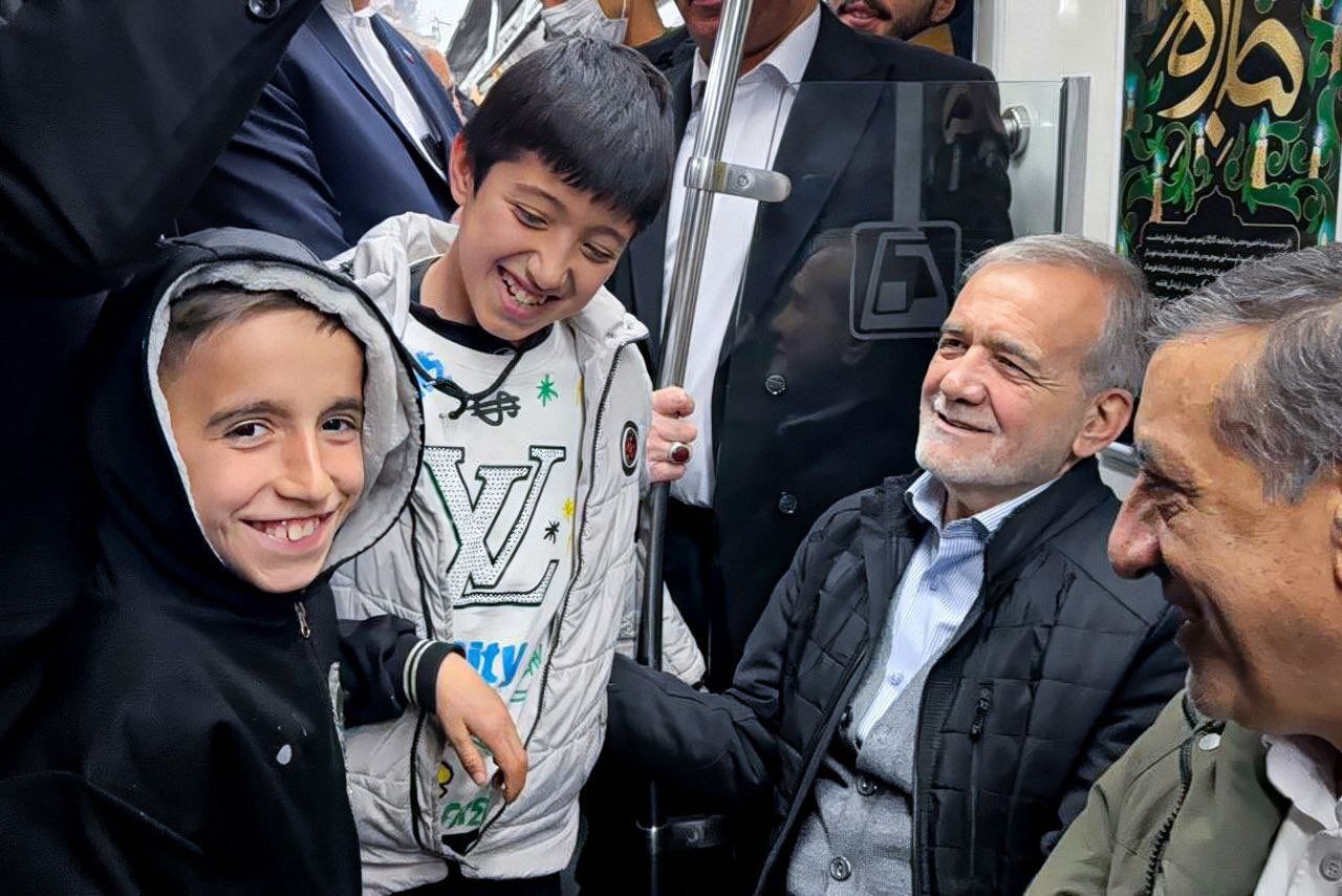 پزشکیان با مترو در راهپیمایی امروز حضور پیدا کرد