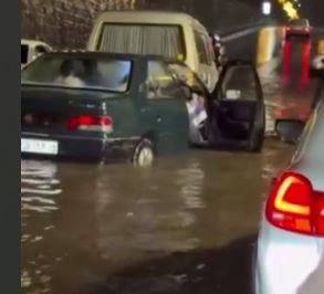 بارش‌های مداوم در تبریز باعث آب‌گرفتگی در معابر شد