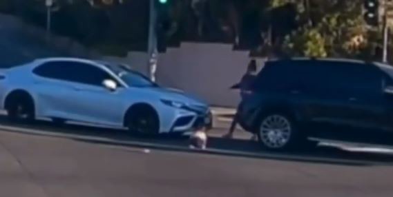 سقوط کودک از خودروی شاسی‌بلند درحال حرکت